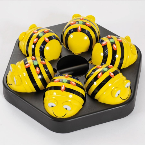 Seks genopladelige Bee-Bot og en dockingstation til strømstikket.