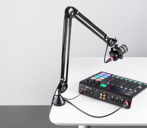 RODEcaster Pro med fire mikrofonsæt og stativ-arme