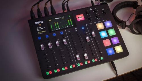 RODEcaster Pro med fire mikrofonsæt og stativ-arme